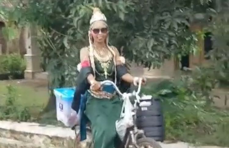 Nyi Roro Kidul' Alih Profesi Jual Gorengan