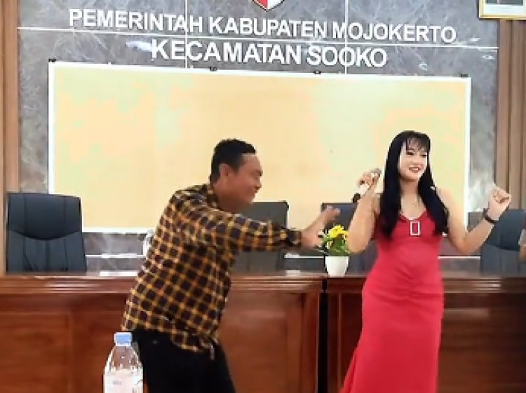 Viral! Kades di Mojokerto Joget Dangdut di Ruang Kerja Kecamatan, Netizen Ramai Beri Komentar